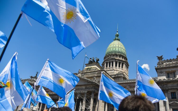 Phí bảo hiểm USD stablecoin ở Argentina tăng sau khi Bộ trưởng Kinh tế từ chức