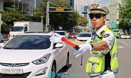 Cảnh sát Hàn Quốc thu tiền điện tử thay cho tiền phạt vi phạm luật giao thông